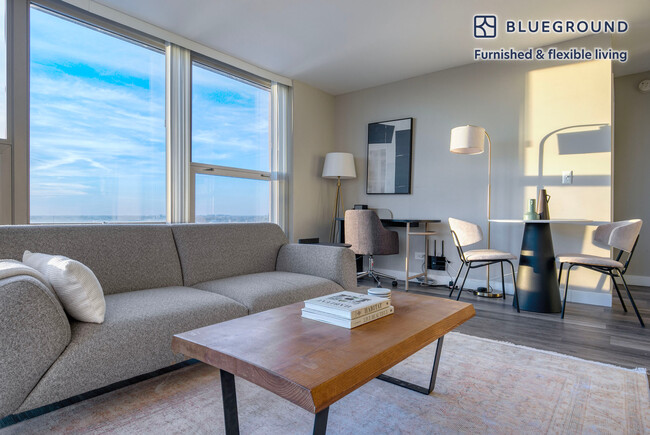 5600 N Sheridan Rd, Unit FL14-ID919 in Chicago, IL - Building Photo - Building Photo
