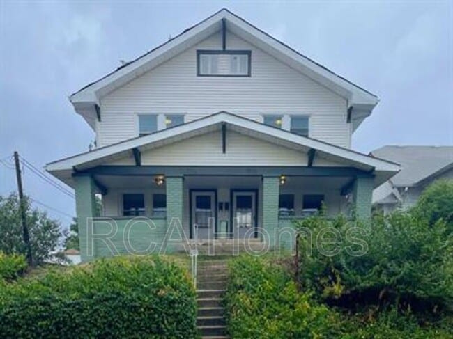 property at 916 E Tabor St