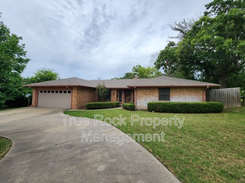 2516 E Timber Terrace in Ada, OK - Building Photo