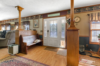 7462 Highway 187 in Eureka Springs, AR - Building Photo - Interior Photo