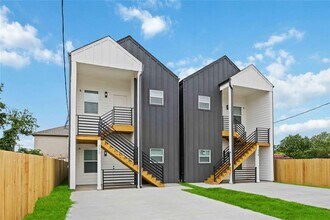 330 Clearwater St in Houston, TX - Building Photo - Building Photo