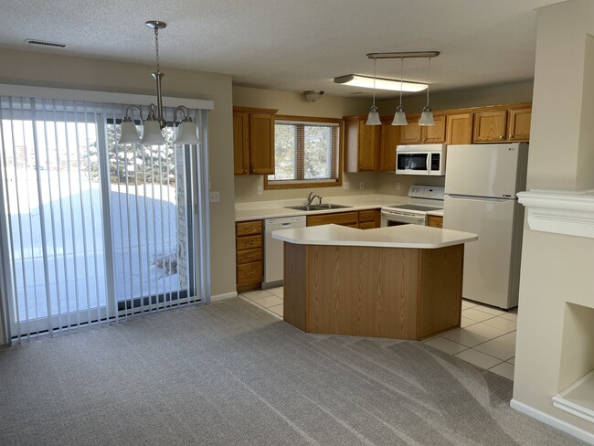 811 Burr Oaks Dr in West Des Moines, IA - Foto de edificio - Building Photo