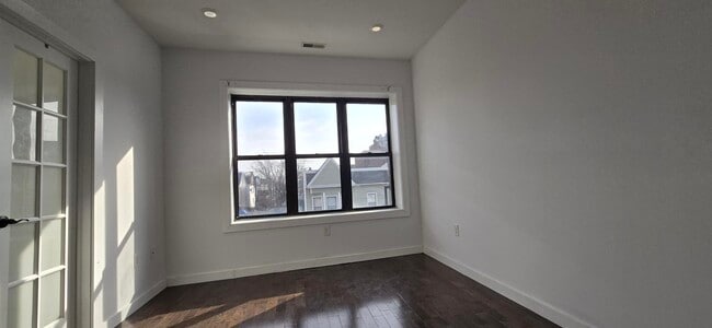 487 Ocean Ave, Unit 3 in Jersey City, NJ - Building Photo - Building Photo