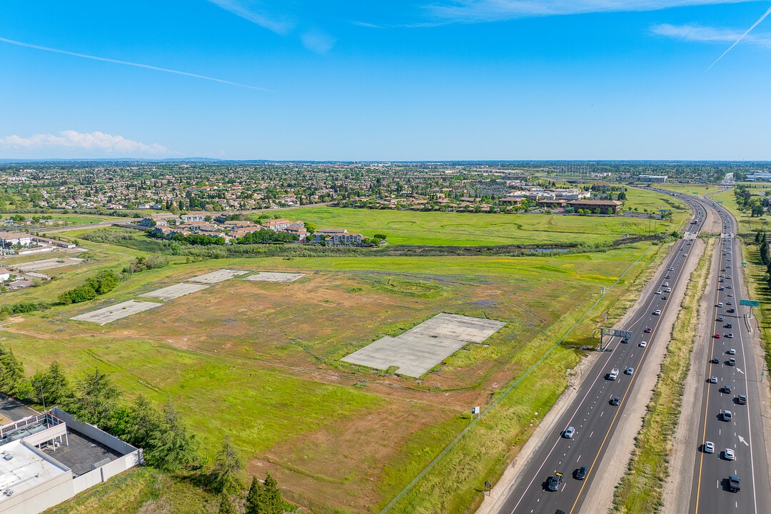 West Oaks Apartments in Rocklin, CA - Building Photo