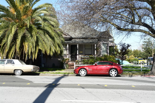 702 Brewster Ave in Redwood City, CA - Foto de edificio - Building Photo