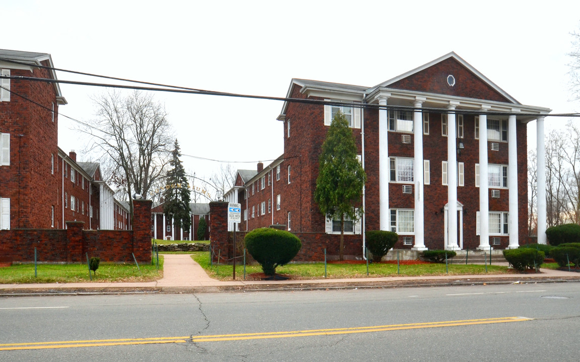 Lamplight Condominiums in East Hartford, CT - Building Photo