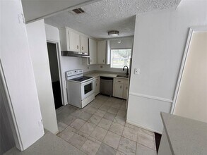 2206 Round Lake Dr in Houston, TX - Building Photo - Building Photo