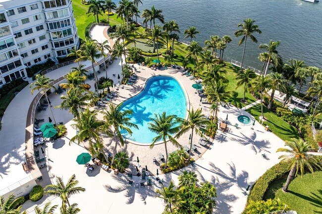44 Cocoanut Row in Palm Beach, FL - Building Photo - Building Photo