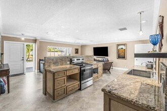 653 NW 10th Ct in Boca Raton, FL - Foto de edificio - Building Photo