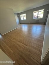 4 Windsor Terrace in Freehold, NJ - Building Photo - Building Photo