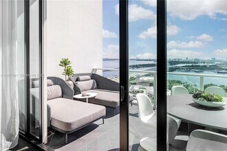 1040 Biscayne Blvd, Unit 2202 in Miami, FL - Foto de edificio - Building Photo