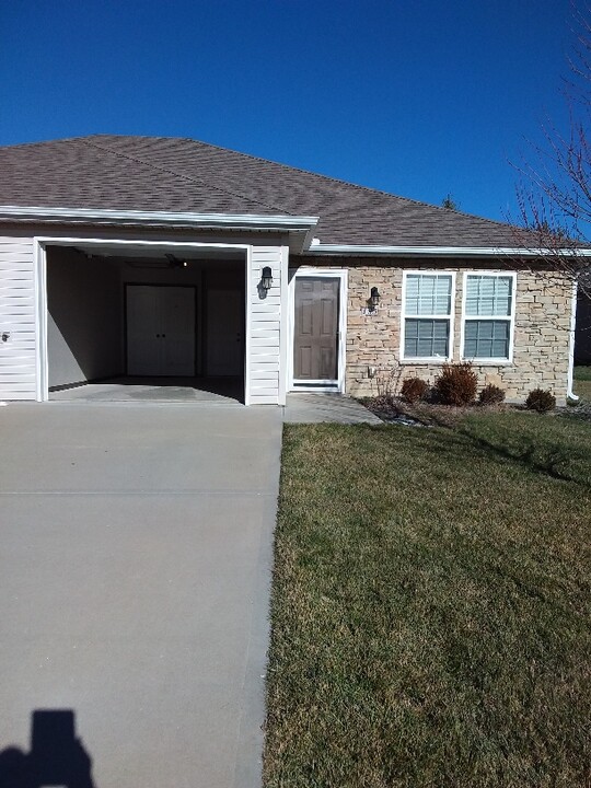 135 SW Rose Garden Ln in Blue Springs, MO - Foto de edificio
