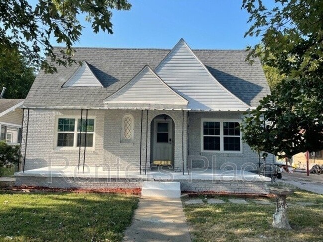 property at 415 E 5th St