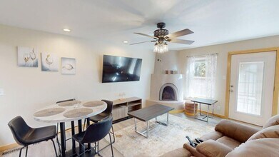 1872 Vista Del Sur in Santa Fe, NM - Foto de edificio - Building Photo