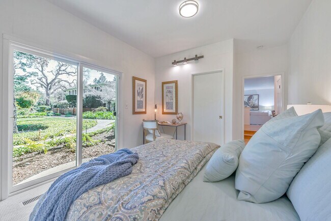 208 Ravenswood Ave in Menlo Park, CA - Building Photo - Building Photo