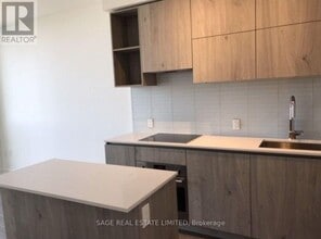 1 Yorkville Ave in Toronto, ON - Building Photo - Building Photo