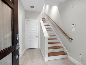 2727 Clinton Dr in Houston, TX - Building Photo - Building Photo