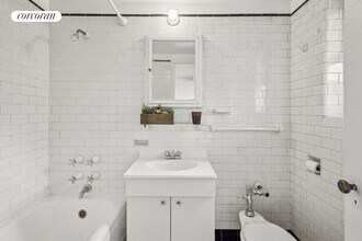 200 W 16th St in New York, NY - Building Photo - Building Photo