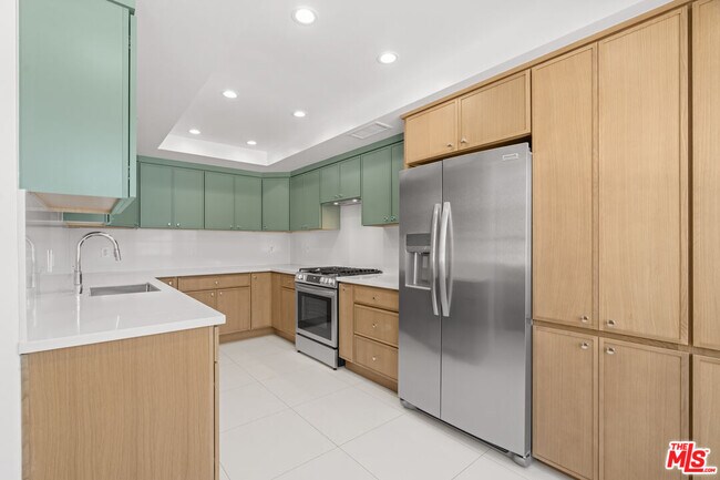 2541 Stoner Ave in Los Angeles, CA - Building Photo - Building Photo