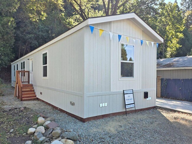 824 S 1st St in Dunsmuir, CA - Building Photo - Building Photo