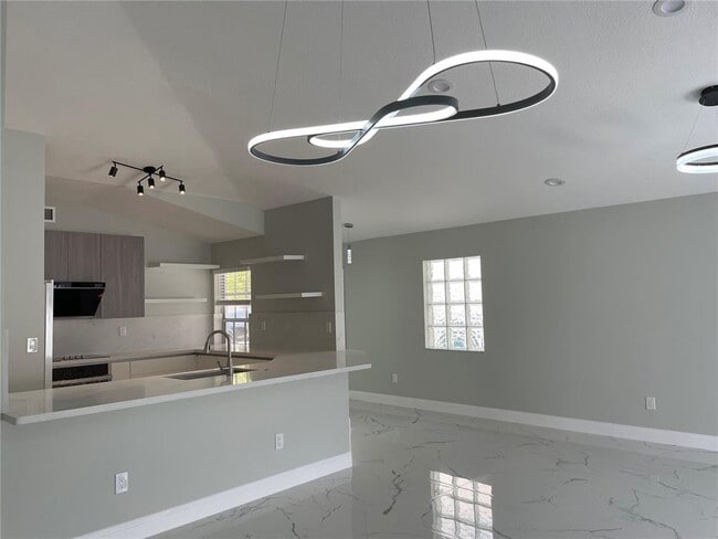 1775 NW 166th Ave in Pembroke Pines, FL - Foto de edificio - Building Photo