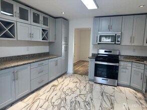 402 Rittenhouse Ct in North Brunswick, NJ - Building Photo - Building Photo