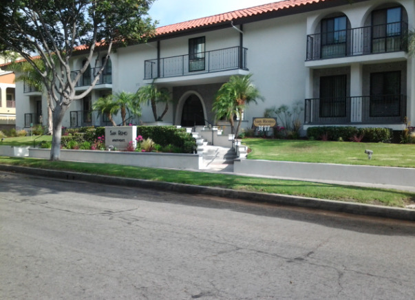 San Remo Apartments in Torrance, CA - Foto de edificio