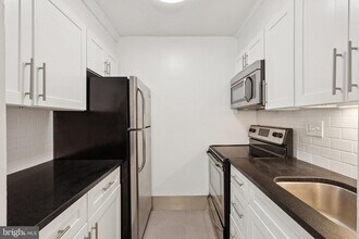 224 W Rittenhouse Square in Philadelphia, PA - Building Photo - Building Photo