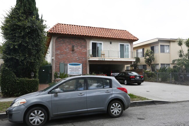 3359 Mentone Ave in Los Angeles, CA - Foto de edificio - Building Photo