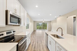 737 Meadow Pointe Dr in Haines City, FL - Building Photo - Building Photo