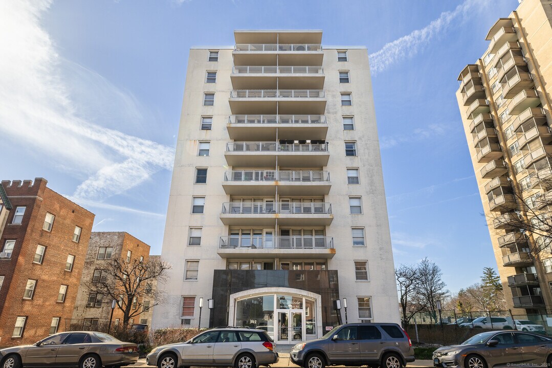 30 Glenbrook Rd in Stamford, CT - Building Photo