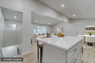 835 Niagara Ln N in Plymouth, MN - Foto de edificio - Building Photo