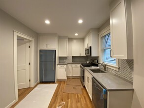 560 Green St, Unit 1 in Cambridge, MA - Building Photo - Building Photo