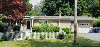 23 Violet Pl in Rhinebeck, NY - Building Photo