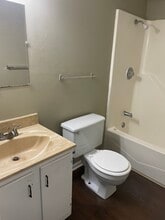 6215 N 28th Street Ter in Country Club, MO - Foto de edificio - Building Photo