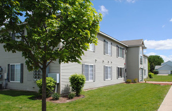 Eastfield Oaks Apartments in St. Johns, MI - Building Photo - Building Photo