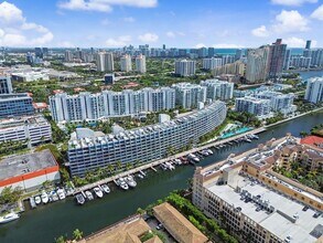 2950 NE 188th St in Aventura, FL - Foto de edificio - Building Photo