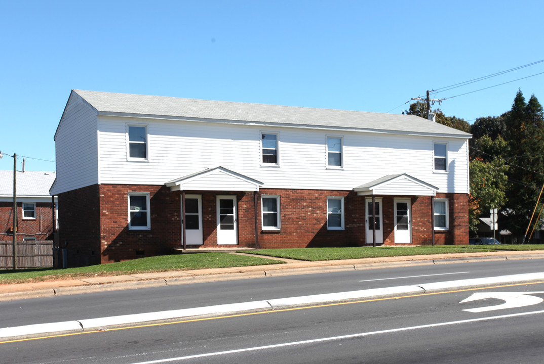 1401 E Fifth St in Winston-Salem, NC - Foto de edificio