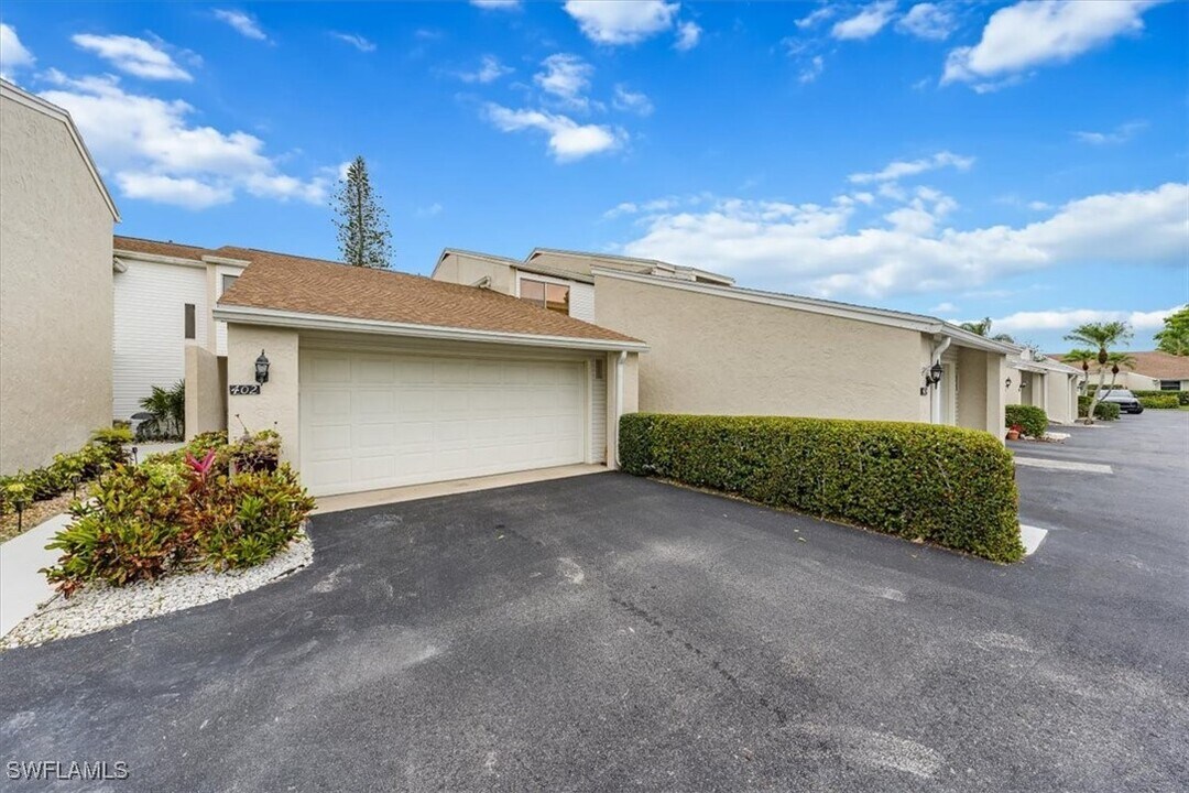 402 Bristle Cone Ln in Naples, FL - Building Photo