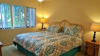 5677 Ashton Lake Dr in Sarasota, FL - Building Photo - Building Photo