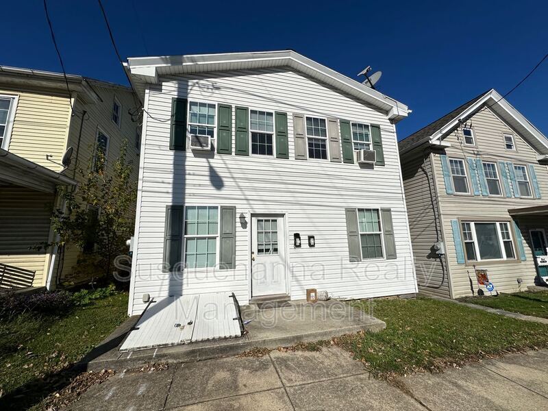 317 W Main St in Palmyra, PA - Building Photo