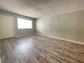 201 E College Blvd in Niceville, FL - Foto de edificio - Building Photo