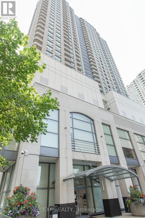 8-2718 Hillcrest Ave in Toronto, ON - Building Photo