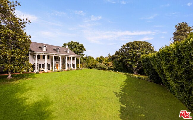 1006 N Crescent Dr in Beverly Hills, CA - Building Photo - Building Photo