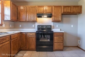709 S Pinewood Ln in Nixa, MO - Building Photo - Building Photo
