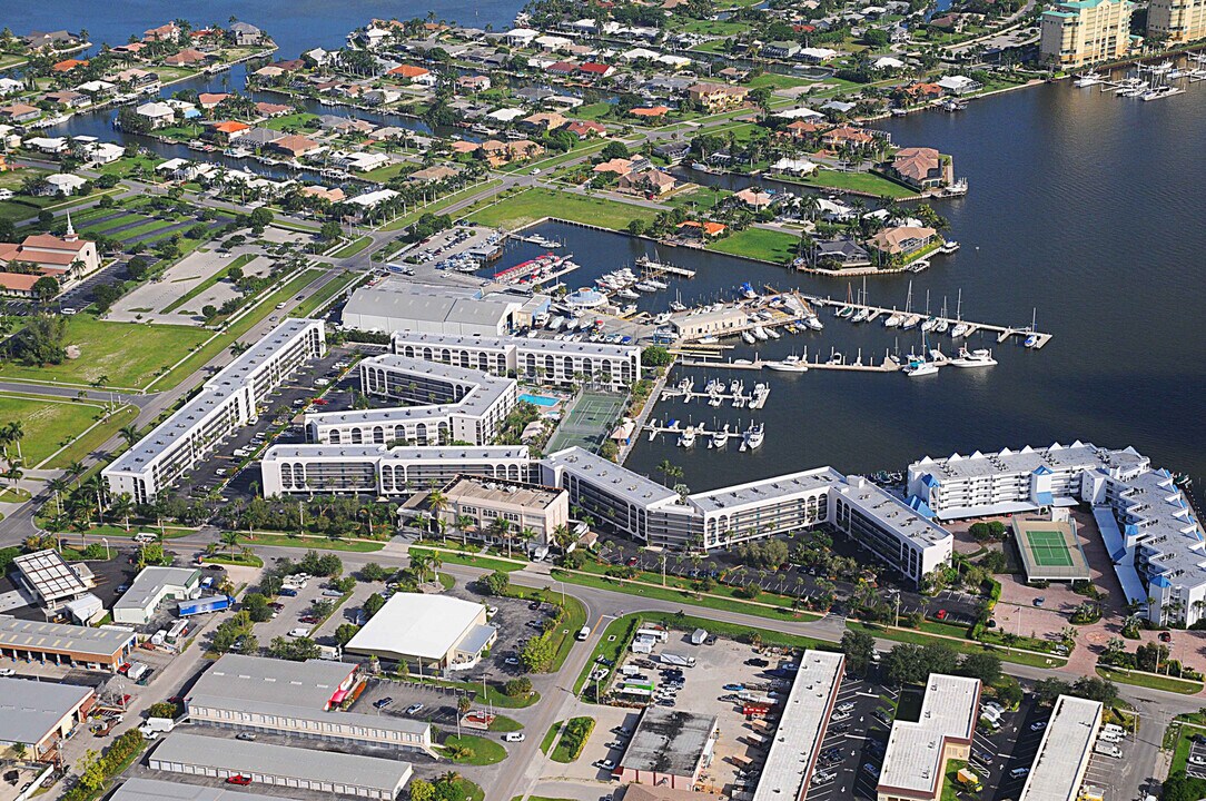 995 Anglers Cove in Marco Island, FL - Building Photo