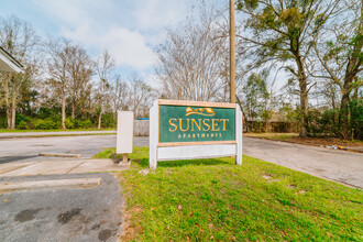 Sunset Apartments in Mobile, AL - Building Photo - Building Photo