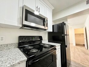 Collinwood Square Apartments in Newport News, VA - Building Photo - Building Photo