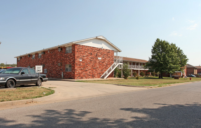 Southridge Manor Apartments West in Oklahoma City, OK - Foto de edificio - Building Photo