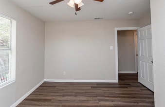 5633 Curzon Ave in Fort Worth, TX - Foto de edificio - Building Photo